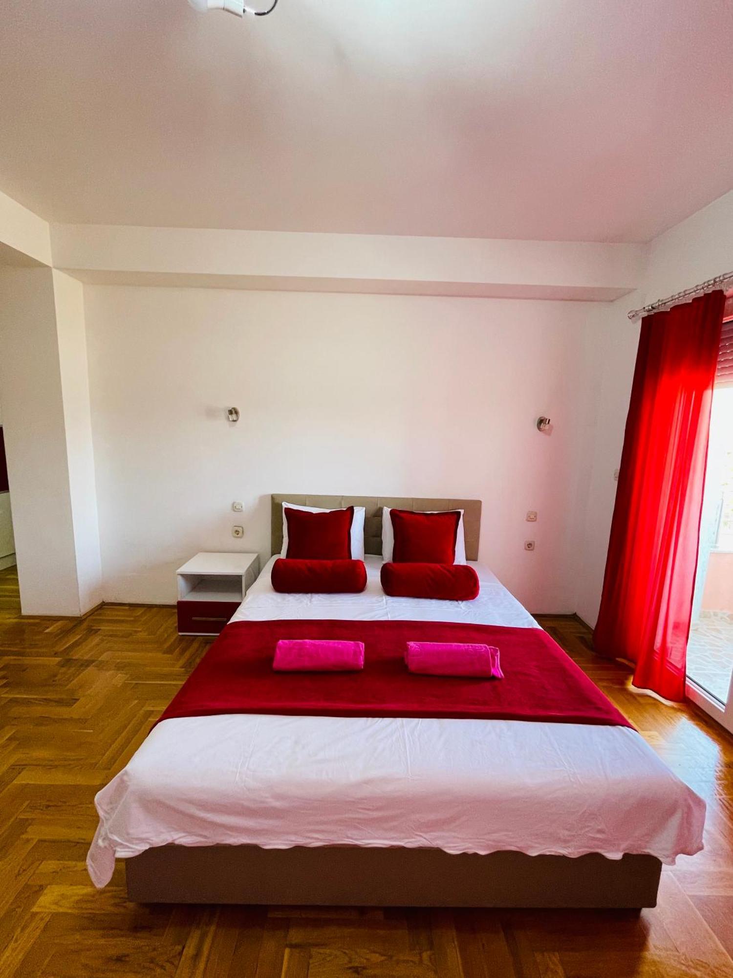 Front Beach Exclusive Apartments Struga Bagian luar foto